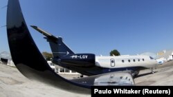 Eksterior jet Embraer Legacy 450 terlihat di Sao Paulo, Brasil, 7 Agustus 2015. Permintaan jet pribadi meningkat pesat sejak pandemi. (Foto: REUTERS/Paulo Whitaker)