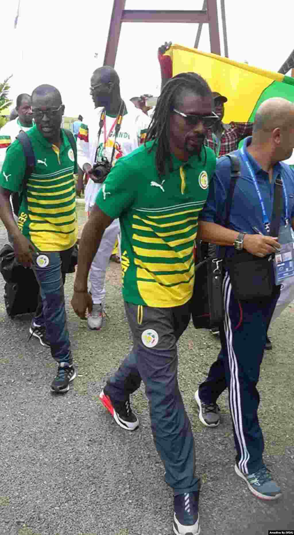 Aliou Cissé arrive au Gabon pour la CAN 2017, Franceville, le 12 janvier 2017 (VOA/Amedine Sy)