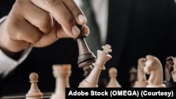 په ټولنیزو رسنیو کې ځینو افغانانو د طالبانو په حکومت انتقاد کړی چې د شطرنج لوبې په اړه یې درک سم نه دی او دا لوبه «قمار» بولي.