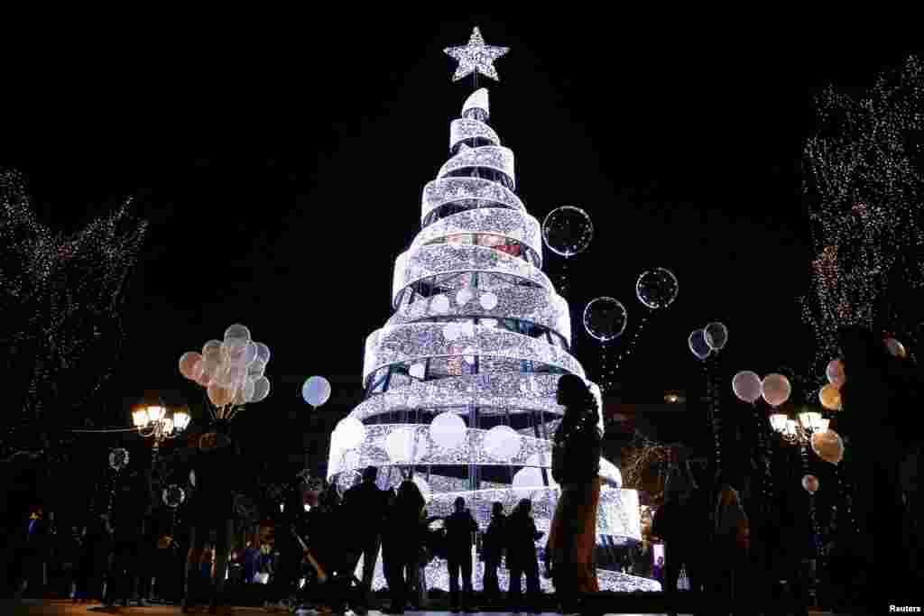 چراغانی و تزئین درخت کریسمس در آتن یونان