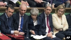 La première ministre britannique, Theresa May (au centre), lors d'une session parlementaire à la Chambre des communes, à Londres, le 3 avril 2019.