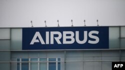 Logo Airbus di kantor perusahaan tersebut di Blagnac, pinggiran Toulouse, 16 Oktober 2024.