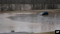 Un vehículo permanece estancado en las aguas inundadas a lo largo del río Rojo, el 16 de febrero de 2025, en Clarksville, Tennessee.