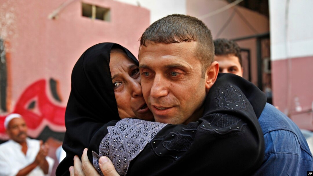 Released Palestinian prisoner Nehad Jondiya hugs his sister, after 24 years spent in an Israeli jail, at his family house in Gaza City, Aug 14, 2013. 