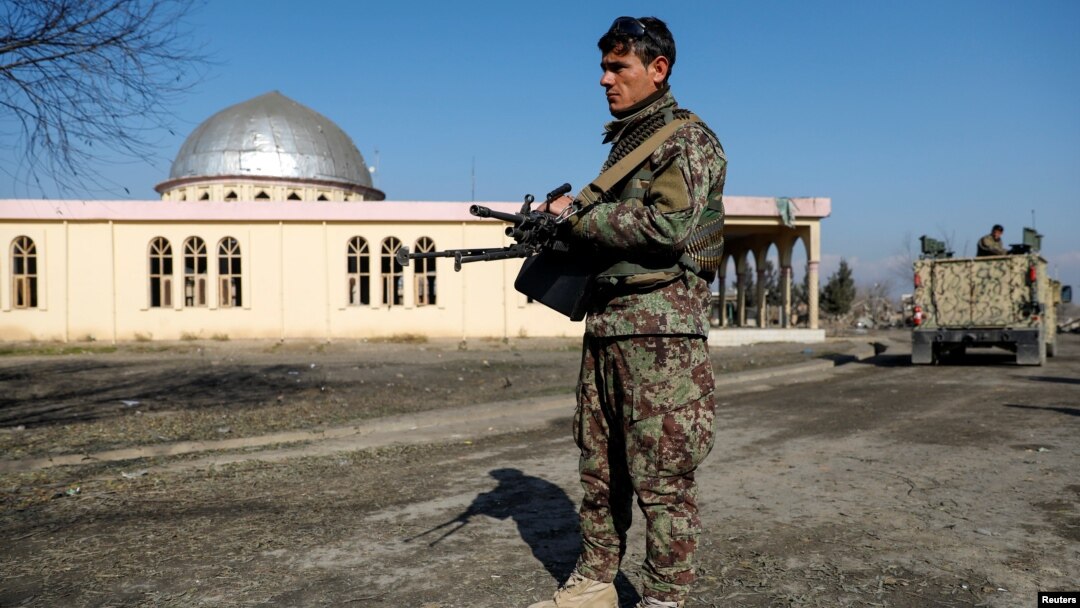 Un soldado del ejército afgano inspecciona el sitio de un ataque en la base militar de EE.UU. en Bagram, al norte de Kabul, Afganistán, el 11 de diciembre de 2019.