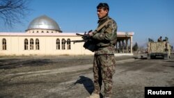 Un soldado del ejército afgano inspecciona el sitio de un ataque en la base militar de EE.UU. en Bagram, al norte de Kabul, Afganistán, el 11 de diciembre de 2019.