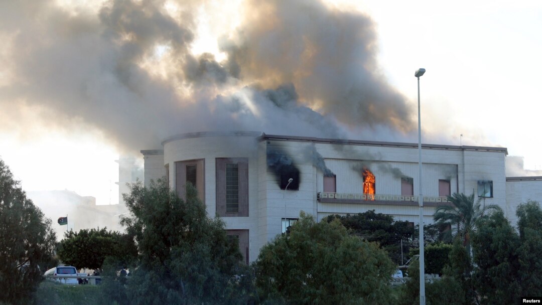 Asap hitam mengepul dari kantor pusat Kementerian Luar Negeri Libya di Tripoli pasca serangan bom bunuh diri, 25 Desember 2018.