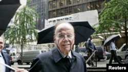 Murdoch, de 81 años, se encuentra afronta una delicada situación por el escándalo que obligó a cerrar el popular dominical News of the Word.