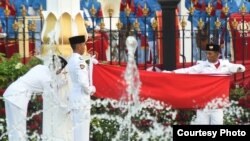 Upacara penurunan bendera merah putih di Istana Merdeka Jakarta, Rabu petang 17 Agustus 2016 (Foto Biro Pers Kepresidenan).