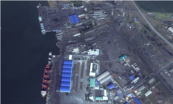 북한 황해북도의 송림항을 촬영한 위성 사진. 여러 척의 대형 선박에 석탄을 싣고 있다. 구글어스.