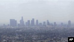 Polución del aire causada en la ciudad de Los Ángeles por el humo de motores de automóviles y otras fuentes contaminantes.