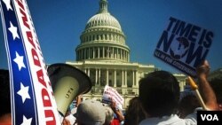 Pro-immigration rally in front of the U.S. Capitol in Washington, April 10, 2013. (K. Woodsome/VOA)