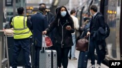 Para penumang menaikin kereta Eurostar di stasiun Pancras International, London, 23 Desember 2020. 