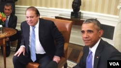 Pakistan's Prime Minister Nawaz Sharif (l) and President Barack Obama at the White House, Oct 22, 2015 (VOA photo - Aru Pande).