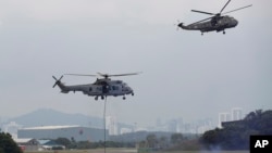 Special Forces demonstrate skills in combatting terrorism from helicopters after a launching of join patrol between Malaysia, Indonesia and Philippine at the Subang military airbase in Petaling Jaya, Malaysia, Oct. 12, 2017. 