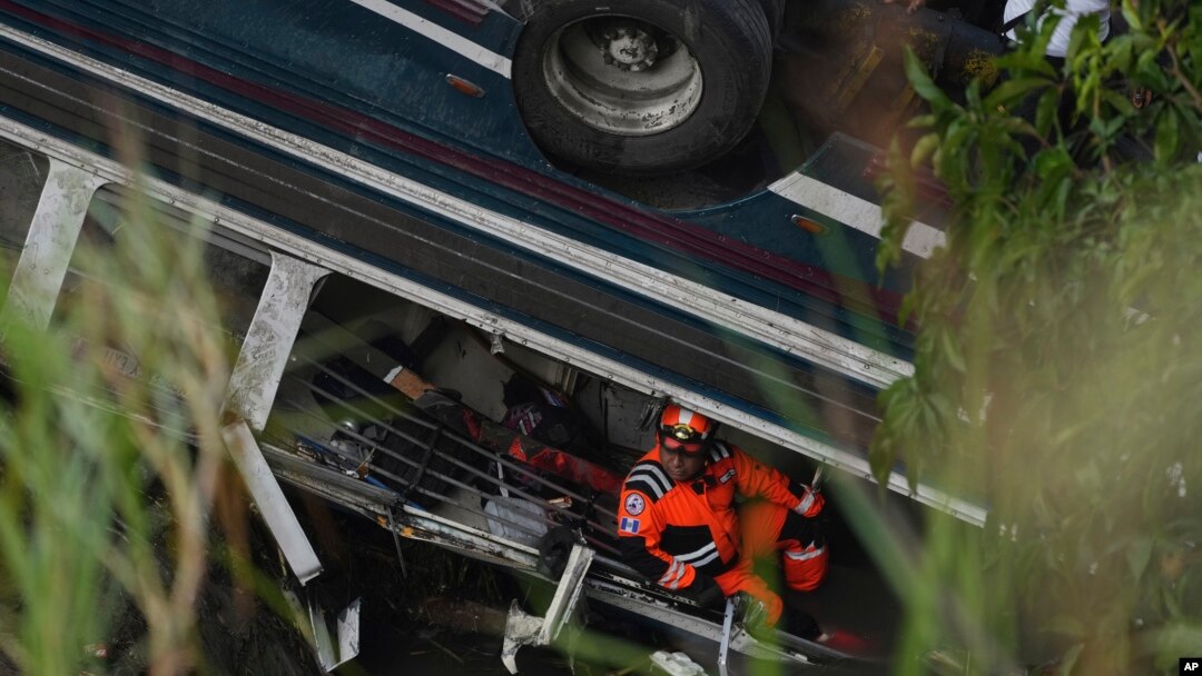 Un bombero trabaja dentro de un autobús que cayó de un puente en las afueras de la ciudad de Guatemala, el lunes 10 de febrero de 2025.