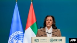 La vicepresidenta de Estados Unidos, Kamala Harris, habla durante el segmento de alto nivel para jefes de Estado y de gobierno en la cumbre climática de las Naciones Unidas en Dubái el 2 de diciembre de 2023.
​