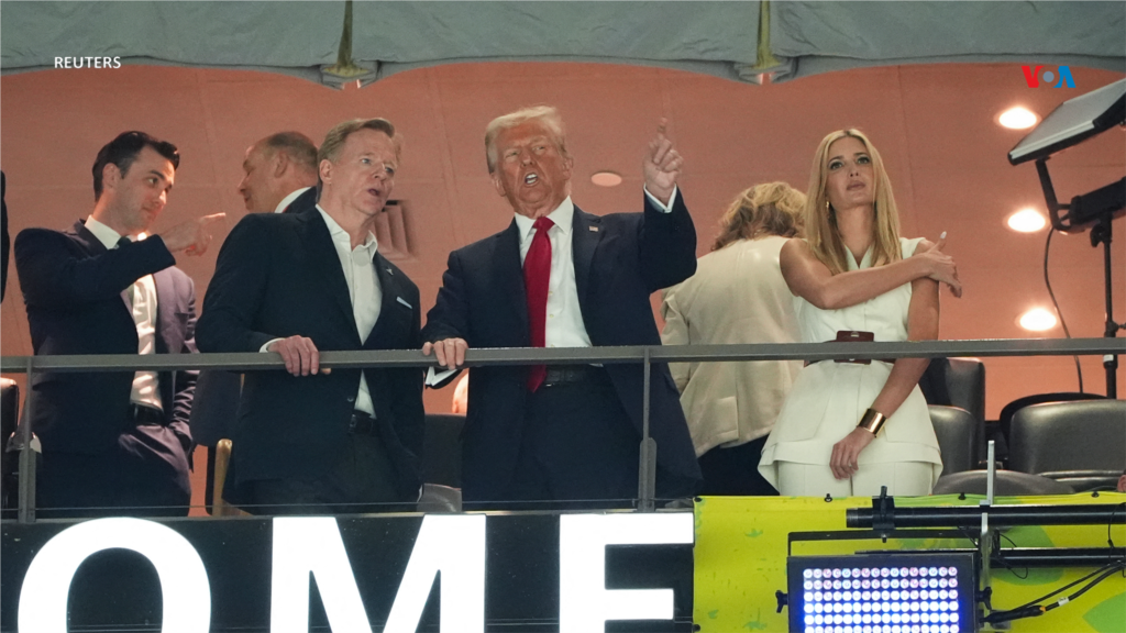 El comisionado de la NFL, Roger Goodell, habla con el presidente estadounidense Donald Trump, mientras Ivanka Trump observa, antes del inicio del Súper Bowl 2025. Esta es la primera vez que un presidente en funciones se hace presente en una final de la NFL.&nbsp;