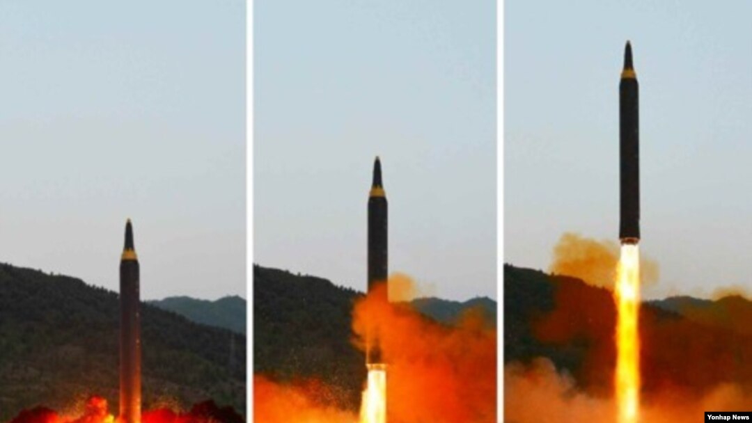 조선중앙통신이 보도한 지난 5월 14일 지대지 중장거리 전략 탄도미사일(IRBM) '화성-12'형의 시험발사 장면