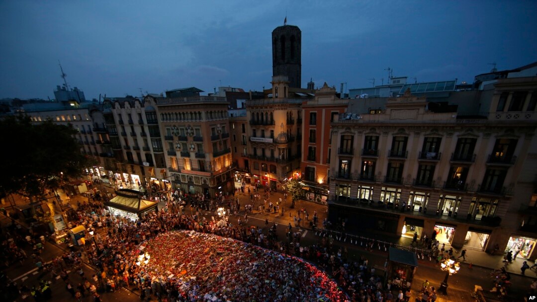 Masyarakat berkumpul di sekitar tumpukan bunga, lilin-lilin dan pesan-pesan di Las Ramblas untuk mengutuk aksi terorismen yang menewaskan 15 orang di Barcelona, Spanyol, 26 Agustus 2017.