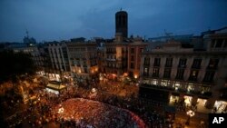 Masyarakat berkumpul di sekitar tumpukan bunga, lilin-lilin dan pesan-pesan di Las Ramblas untuk mengutuk aksi terorismen yang menewaskan 15 orang di Barcelona, Spanyol, 26 Agustus 2017.