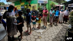 Warga yang mengalami kesulitan keuangan akibat pandemi COVID-19 antre mendapatkan makanan gratis sumbangan masyarakat di Bandung, Jawa Barat. (Foto: ilustrasi / AFP) 