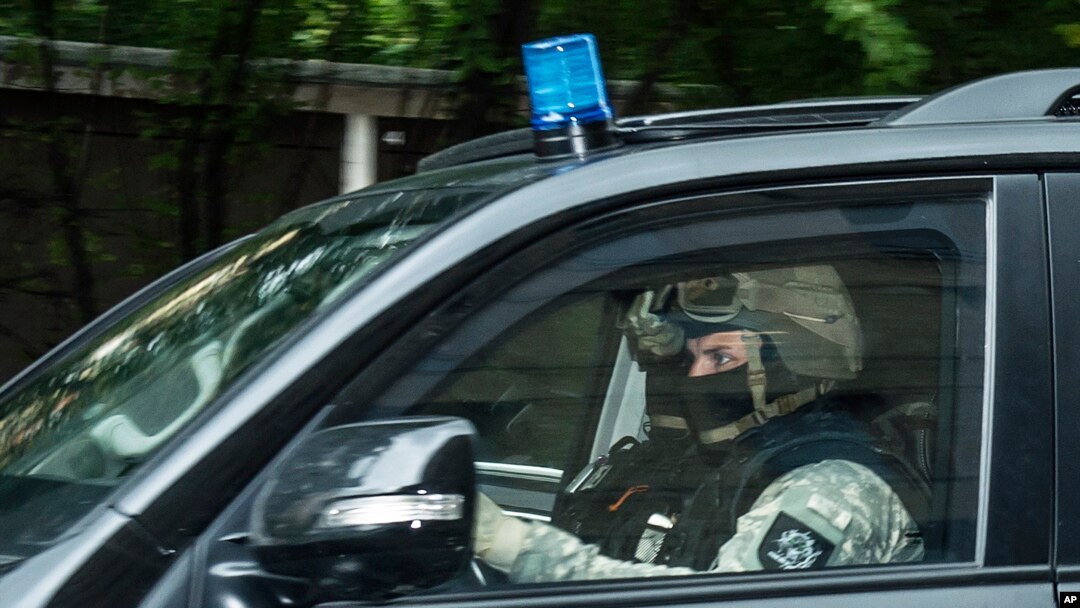 Polisi meninggalkan pengadilan di Dresden, bagian timur Jerman (10/10), setelah Jaber Albakr, 22, ditahan di Leipzig menyusul perburuan selama hampir dua hari. (AP/Jens Meyer)