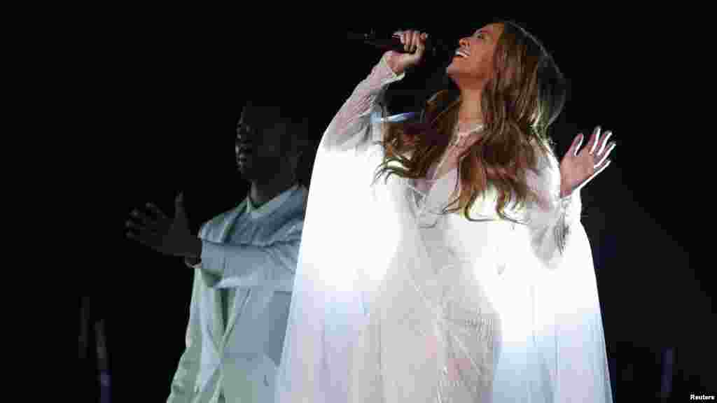 Biyonce &quot;Take My Hand&quot; mahnısı ilə Grammy mərasimində - 8 fevral, 2015 &nbsp;