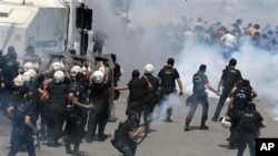 Polisi huru-hara Turki bentrok dengan demonstran di Istanbul (31/5). 