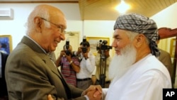 Pakistani official Sartaj Aziz (left) with Afghan Energy Minister Ismail Khan in Islamabad, Pakistan, Sept. 18, 2013.