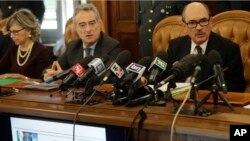 Hakim Anti-teror terkenal di Italia, Federico Cafiero de Raho (kanan), dalam konferensi pers di Roma, 10 Mei 2018. (Foto: dok).