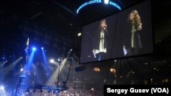 Алехина и Толоконникова на сцене Barclay Center в Бруклине