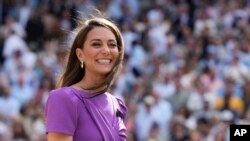 ARCHIVO - Kate, la princesa de Gales, espera para entregar el trofeo a Carlos Alcaraz de España después de que derrotó a Novak Djokovic de Serbia en la final individual masculina del campeonato de tenis de Wimbledon en Londres, el 14 de julio de 2024. 