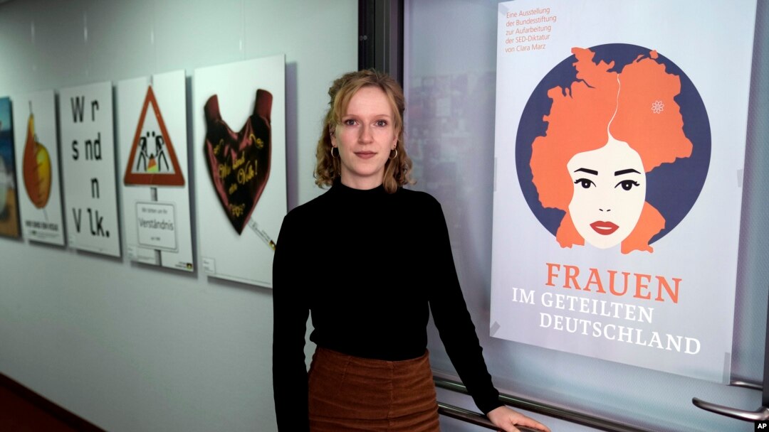 Clara Marz, organizatorica izložbe o ženama, prisustvuje intervjuu za Associated Press u svom uredu u Berlinu, Njemačka, 17. oktobra 2024.