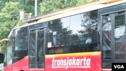 Bus TransJakarta. (VOA/Iris Gera)