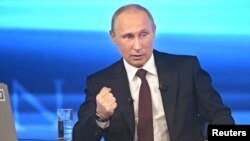 Presiden Rusia Vladimir Putin menjawab pertanyaan warganya dalam bincang-bincang lewat telepon, Kamis (17/4). 