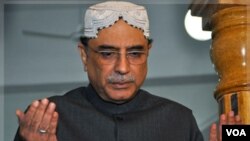 Presiden Pakistan, Asif Ali Zardari berdoa di makam isterinya, Benazir Bhutto di Garhi Khuda Bakhsh, Pakistan (26/12). Benazir Bhutto tewas dalam pembunuhan empat tahun lalu.