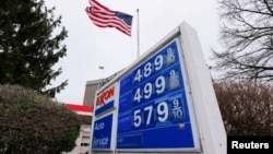 미국의 한 주유소 휘발유 가격 안내판.