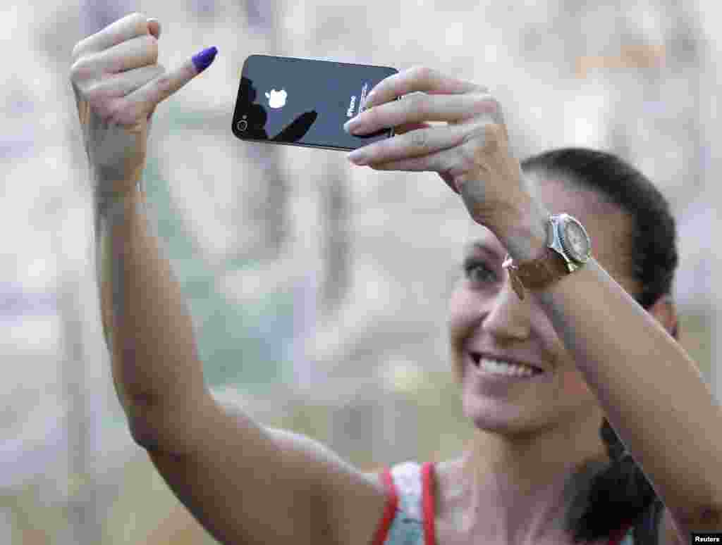 Una joven venezolana fotograf&iacute;a su dedo manchado con tinta como s&iacute;mbolo de que cumpli&oacute; con su obligaci&oacute;n electoral. 