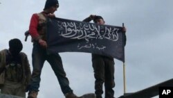 Para militan Fron al-Nusra terkait al-Qaida yang berbasis di Suriah (foto: dok).