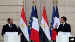 Presiden Perancis Emmanuel Macron (kanan) dan Presiden Mesir Abdel-Fattah el-Sissi dalam konferensi pers bersama di Istana Elysee, Paris, Perancis, 7 Desember 2020. 