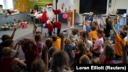 Pastor David Shrimpton, 57, yang dikenal sebagai "pastor terbang" berbicara kepada siswa muda tentang Natal di School of the Air di Broken Hill, Australia, 8 Desember 2021. (Foto: REUTERS/Loren Elliott)