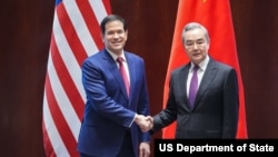 资料照片：2026年2月13日，美国国务卿卢比奥在德国慕尼黑会晤中国外交部长王毅。