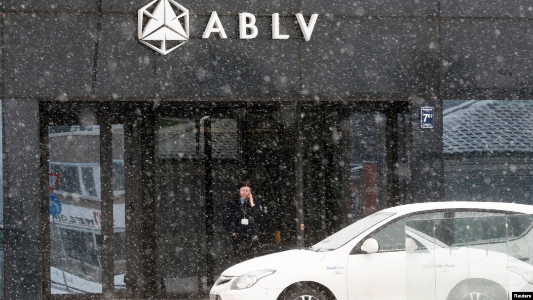 Bank ABLV di Riga, Latvia ikut mengadakan simulasi serangan "agen-agen Rusia" (foto: ilustrasi).