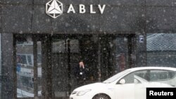 Bank ABLV di Riga, Latvia ikut mengadakan simulasi serangan "agen-agen Rusia" (foto: ilustrasi).