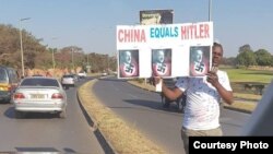 Tokoh oposisi Zambia, James Lukuku, menyamakan China dengan Hitler dalam protes di Lusaka (Foto Courtesy: Facebook). 