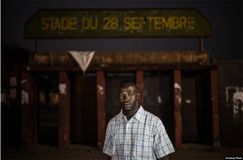 Mamadou Taslima Diallo à l&rsquo;entrée du stade national où il a été frappé par la police le 28 septembre 2009.