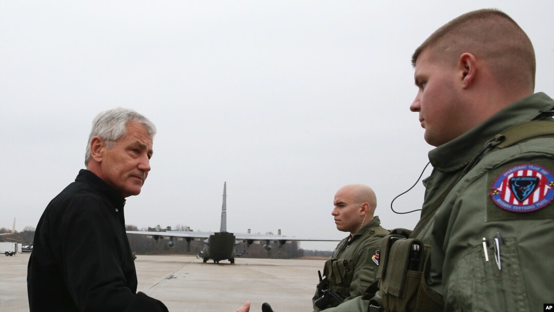 Menteri Pertahanan Amerika Serikat, Chuck Hagel menyapa dua tentara Angkatan Udara AS di Pangkalan Udara Militer Amerika, Andrews, di Maryland (5/12) sebelum keberangkatannya ke Afghanistan. 