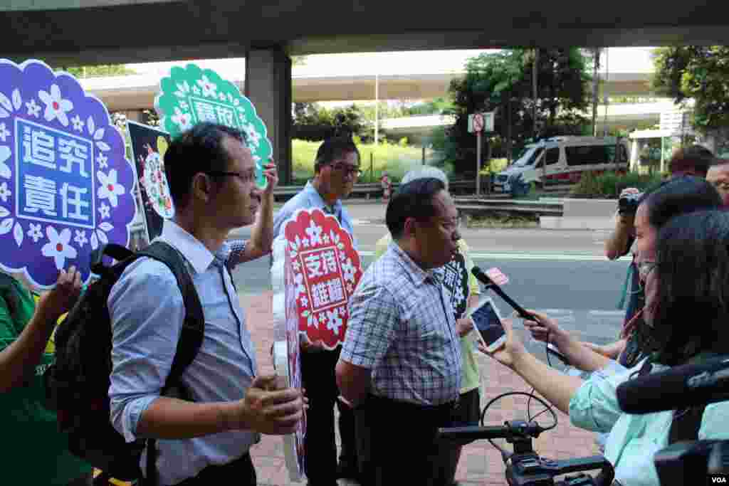 香港支联会到中联办为中国内地在押不同政见人士送月饼（ 美国之音海彦拍摄）