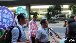 香港支聯會到中聯辦為中國內地在押不同政見人士送月餅(美國之音海彥拍攝)